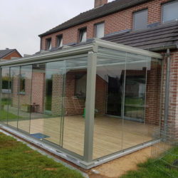 Isol&Plus - Installation d’une pergola vitrée avec parois coulissantes vitrées et store de véranda