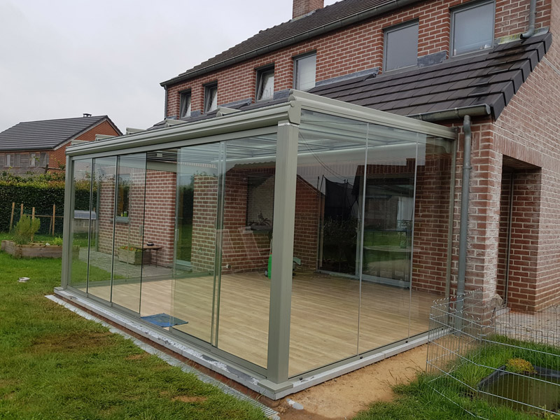 Isol&Plus - Installation d’une pergola vitrée avec parois coulissantes vitrées et store de véranda