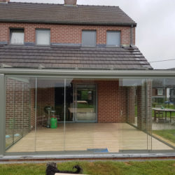 Isol&Plus - Installation d’une pergola vitrée avec parois coulissantes vitrées et store de véranda
