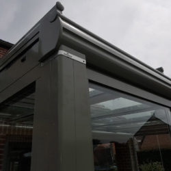 Isol&Plus - Installation d’une pergola vitrée avec parois coulissantes vitrées et store de véranda