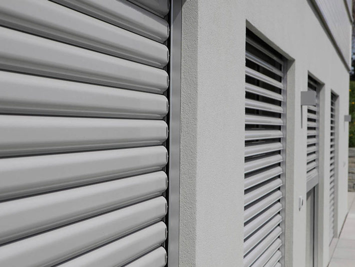 Isol&Plus - Les volets brise-soleil orientables sont une solution adaptée pour protéger votre maison contre la chaleur et gérer le degré d’ensoleillement de vos pièces