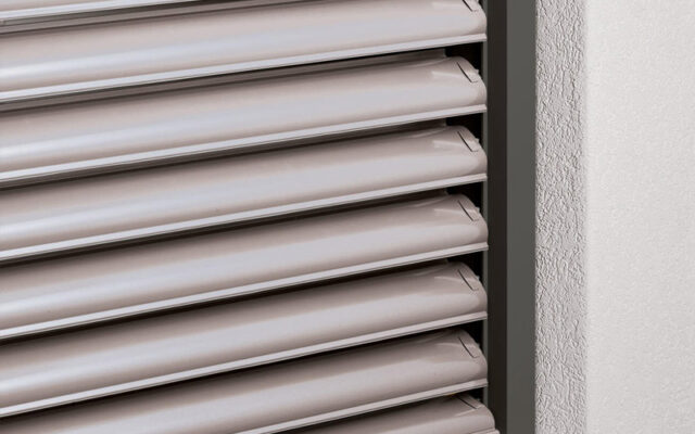 Isol&Plus - Les brise-soleil orientables sont une solution adaptée pour protéger votre maison contre la chaleur et gérer le degré d’ensoleillement de vos pièces