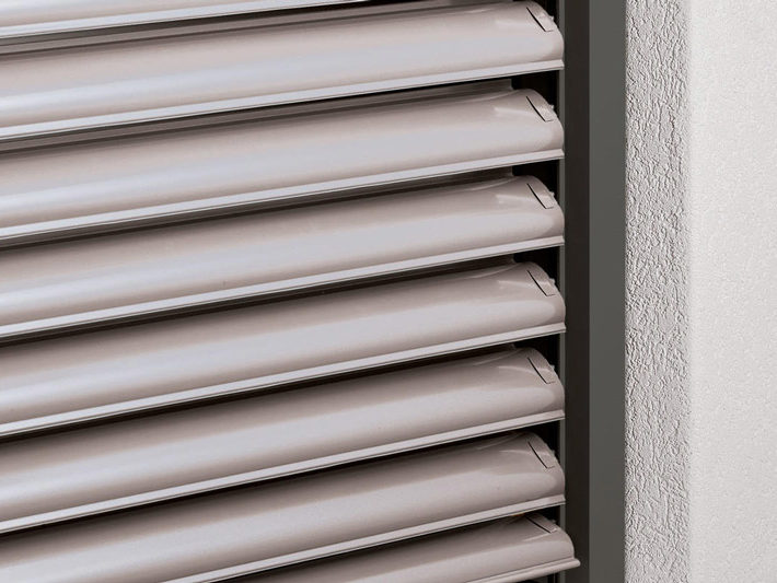 Isol&Plus - Les brise-soleil orientables sont une solution adaptée pour protéger votre maison contre la chaleur et gérer le degré d’ensoleillement de vos pièces