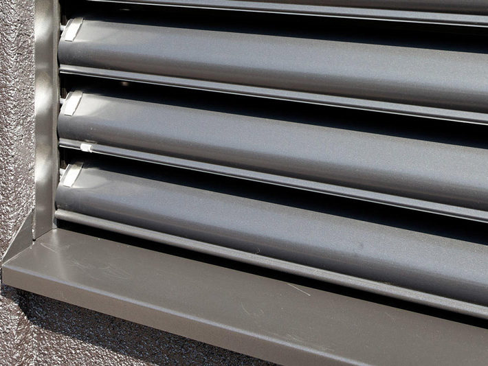 Isol&Plus - Les BSO sont une solution adaptée pour protéger votre maison contre la chaleur et gérer le degré d’ensoleillement de vos pièces