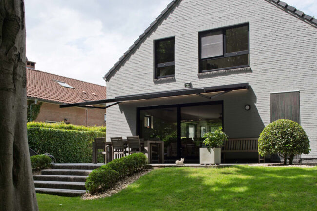 Isol&Plus - La banne solaire avec motorisation allie technologie et design pour vous garantir fraîcheur et ombrage sur votre terrasse, votre balcon ou dans votre jardin