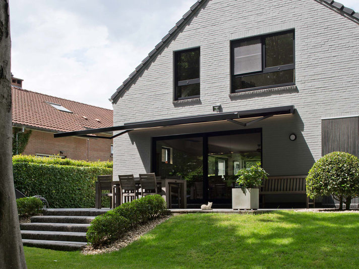 Isol&Plus - La banne solaire avec motorisation allie technologie et design pour vous garantir fraîcheur et ombrage sur votre terrasse, votre balcon ou dans votre jardin