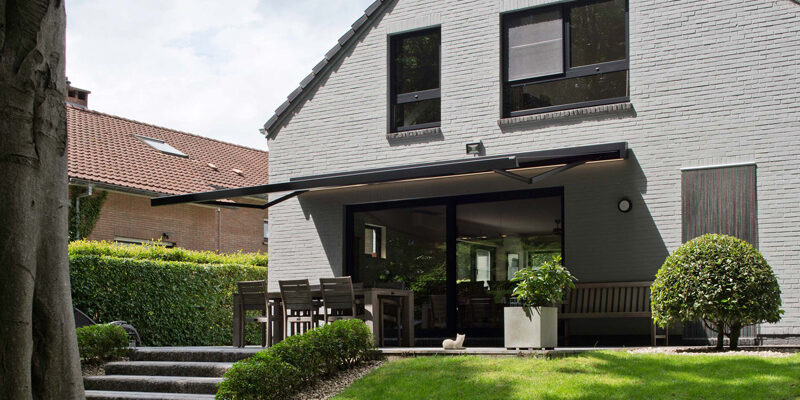 Isol&Plus - La banne solaire avec motorisation allie technologie et design pour vous garantir fraîcheur et ombrage sur votre terrasse, votre balcon ou dans votre jardin