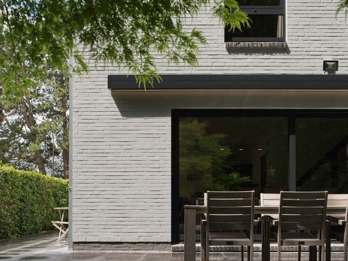 Isol&Plus - La banne solaire avec motorisation allie technologie et design pour vous garantir fraîcheur et ombrage sur votre terrasse, votre balcon ou dans votre jardin