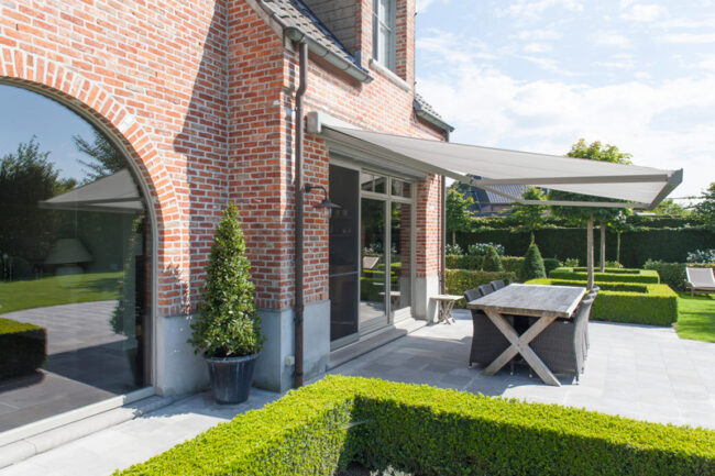 Isol&Plus - La banne solaire avec motorisation allie technologie et design pour vous garantir fraîcheur et ombrage sur votre terrasse, votre balcon ou dans votre jardin