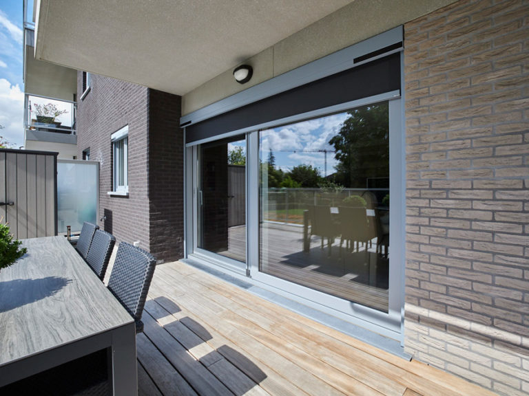 Isol&Plus - Pour réduire l’ensoleillement et lutter contre la chaleur au sein de votre maison, il existe une solution au succès grandissant, les screens solaires