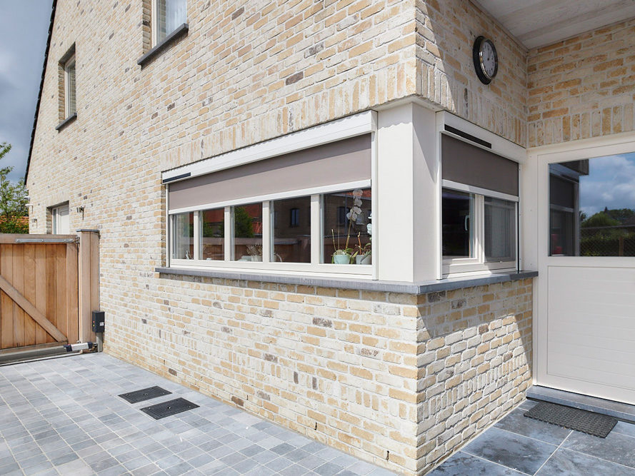 Isol&Plus - Pour réduire l’ensoleillement et lutter contre la chaleur au sein de votre maison, il existe une solution au succès grandissant, les screens solaires