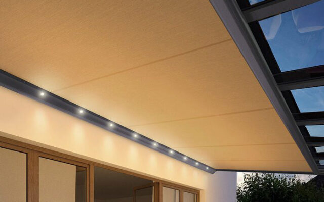 Isol&Plus - Notre entreprise située à Namur vous propose deux grandes sortes de protection solaire : le store de véranda sous toit et le store de véranda sur toiture