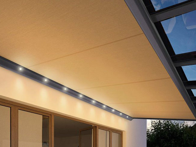 Isol&Plus - Notre entreprise située à Namur vous propose deux grandes sortes de protection solaire : le store de véranda sous toit et le store de véranda sur toiture