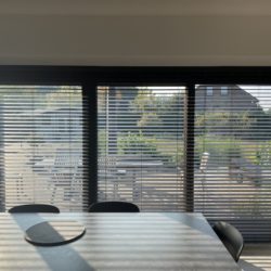 store à lamelles horizontales en bois dans une maison