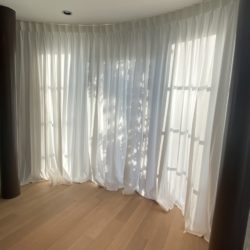 tenture blanche dans une maison située à Rhisnes