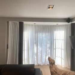 tenture blanche dans une maison située à Rhisnes