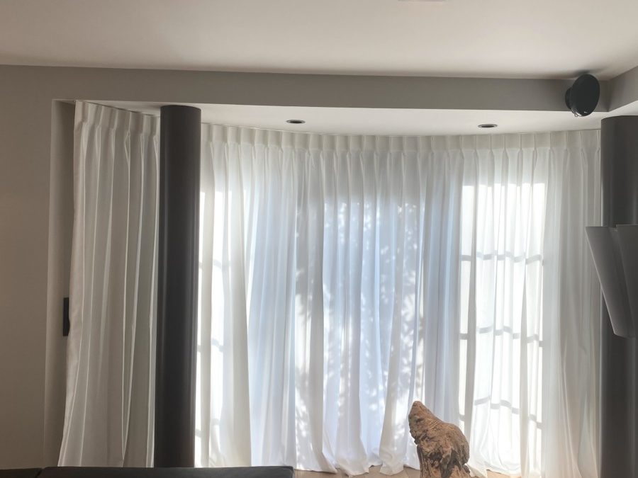 tenture blanche dans une maison située à Rhisnes