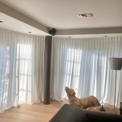 tenture blanche dans une maison située à Rhisnes