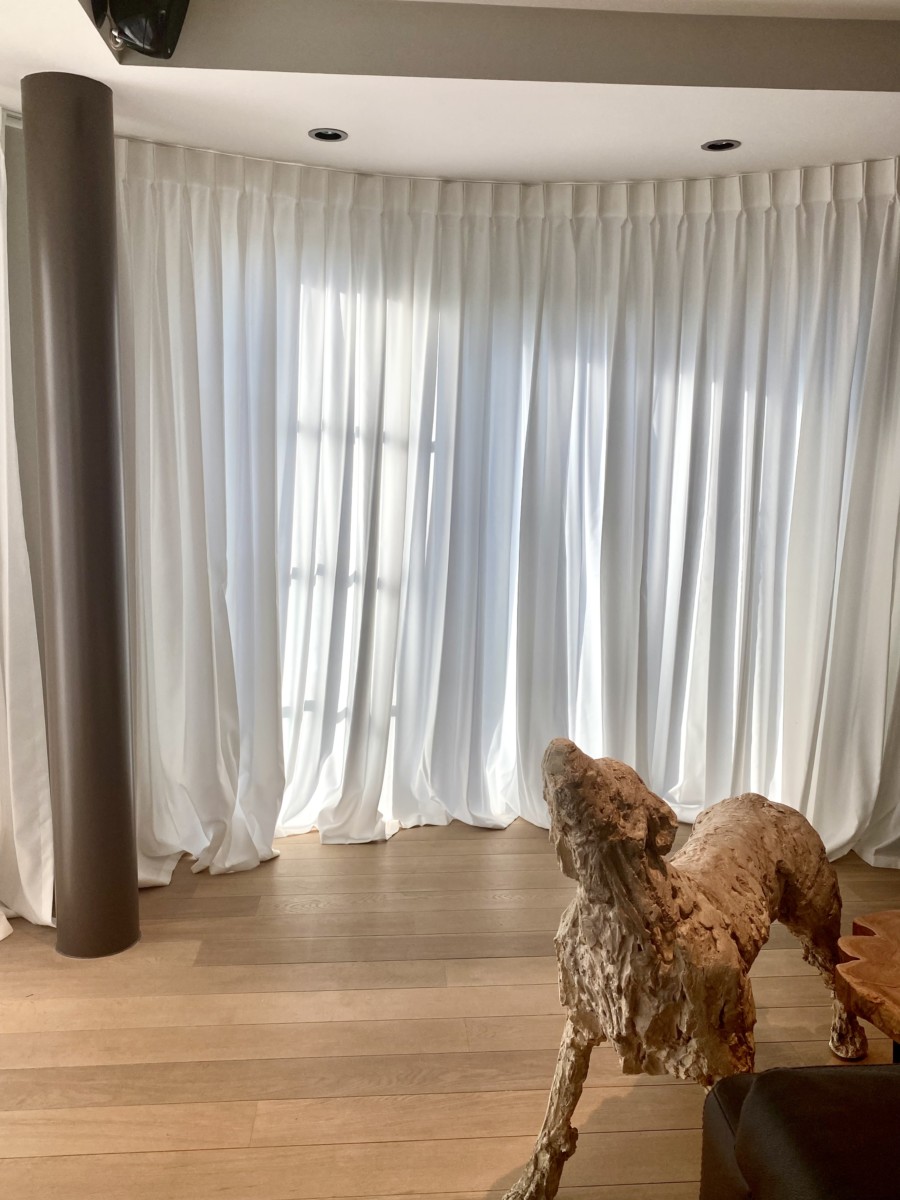 tenture blanche dans une maison avec un chien en bois située à Rhisnes