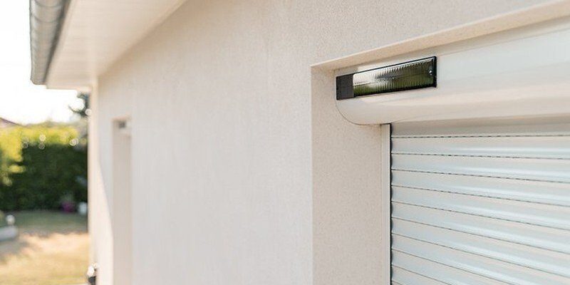 Maison en crépi blanc avec volet roulant solaire blanc