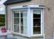 Volet solaire en PVC blanc sur une maison en brique